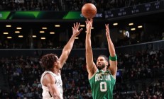 篮网客场击败凯尔特人，获得系列赛首胜