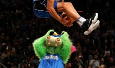 九游娱乐网址-NBA球员成功完成华丽扣篮