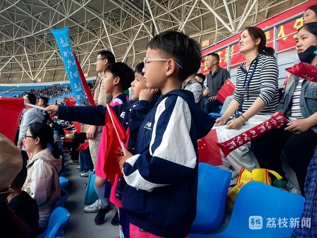 足球联赛中一场精彩对抗引发球迷热议，现场观众热情高涨的简单介绍