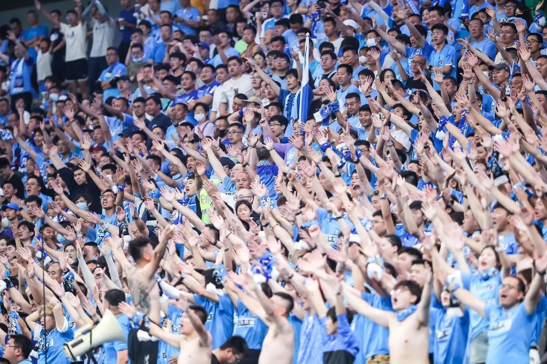 比赛现场气氛火爆，球迷热情高涨，掀起一波高潮的简单介绍