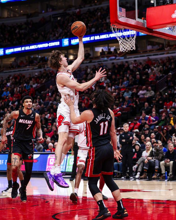 包含公牛队技术精湛，战术着实令人眼花缭乱的词条