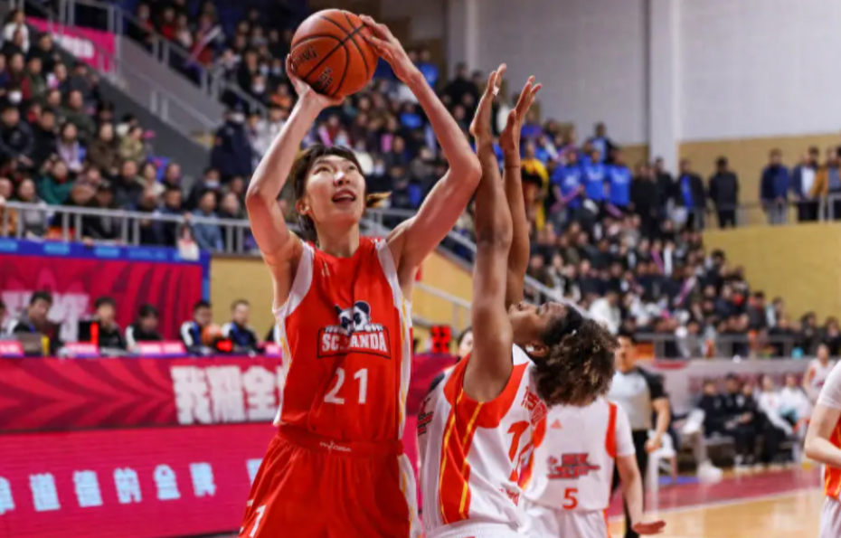 热门球队在国内联赛中展现无可匹敌实力