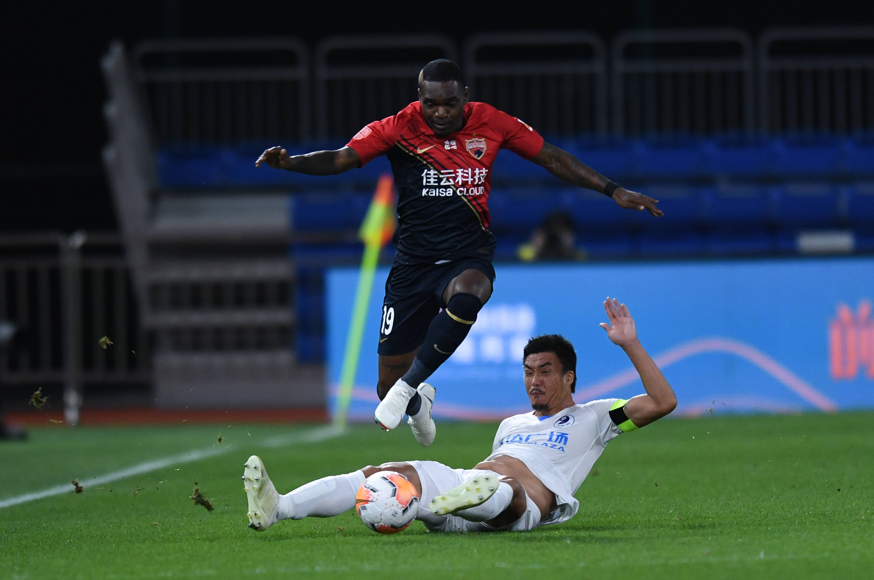 包含深圳佳兆业将在客场对阵重庆斯威，全队备战的词条