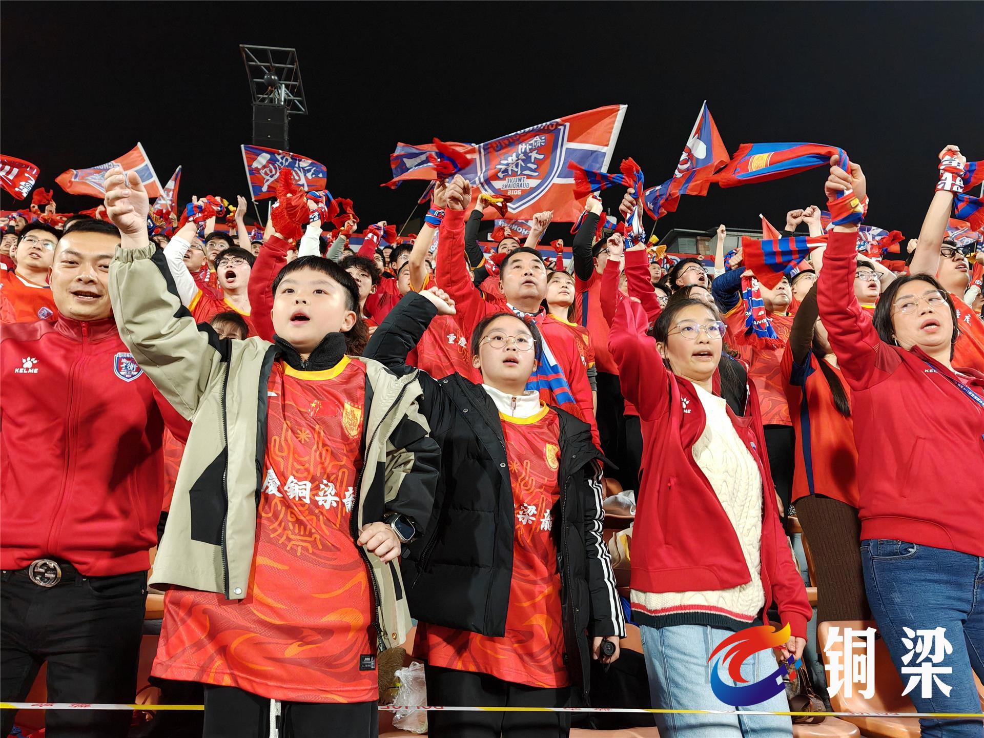 观众热情支持球队，现场气氛火爆非凡