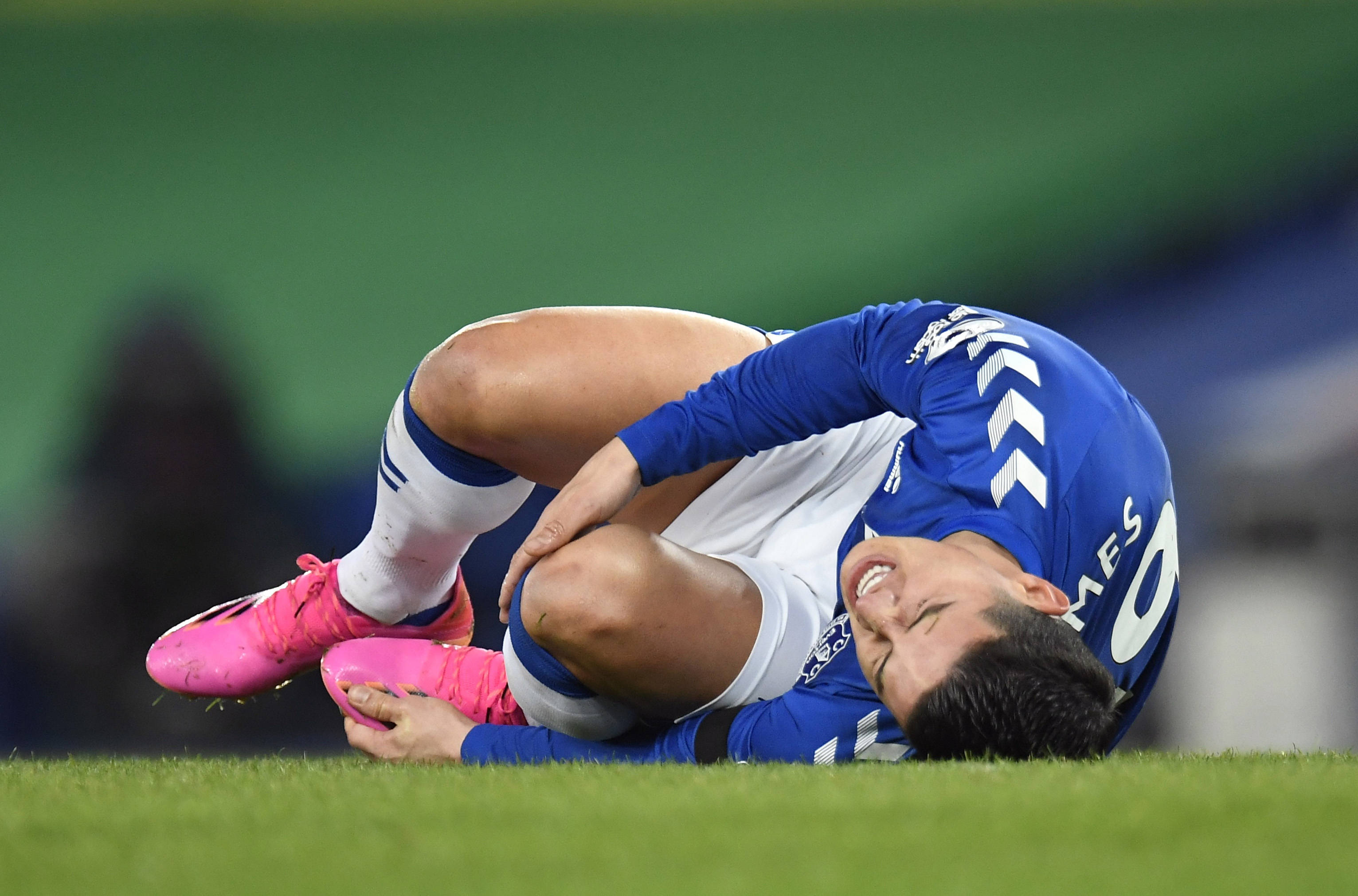 球队主力球员因伤缺席重要比赛