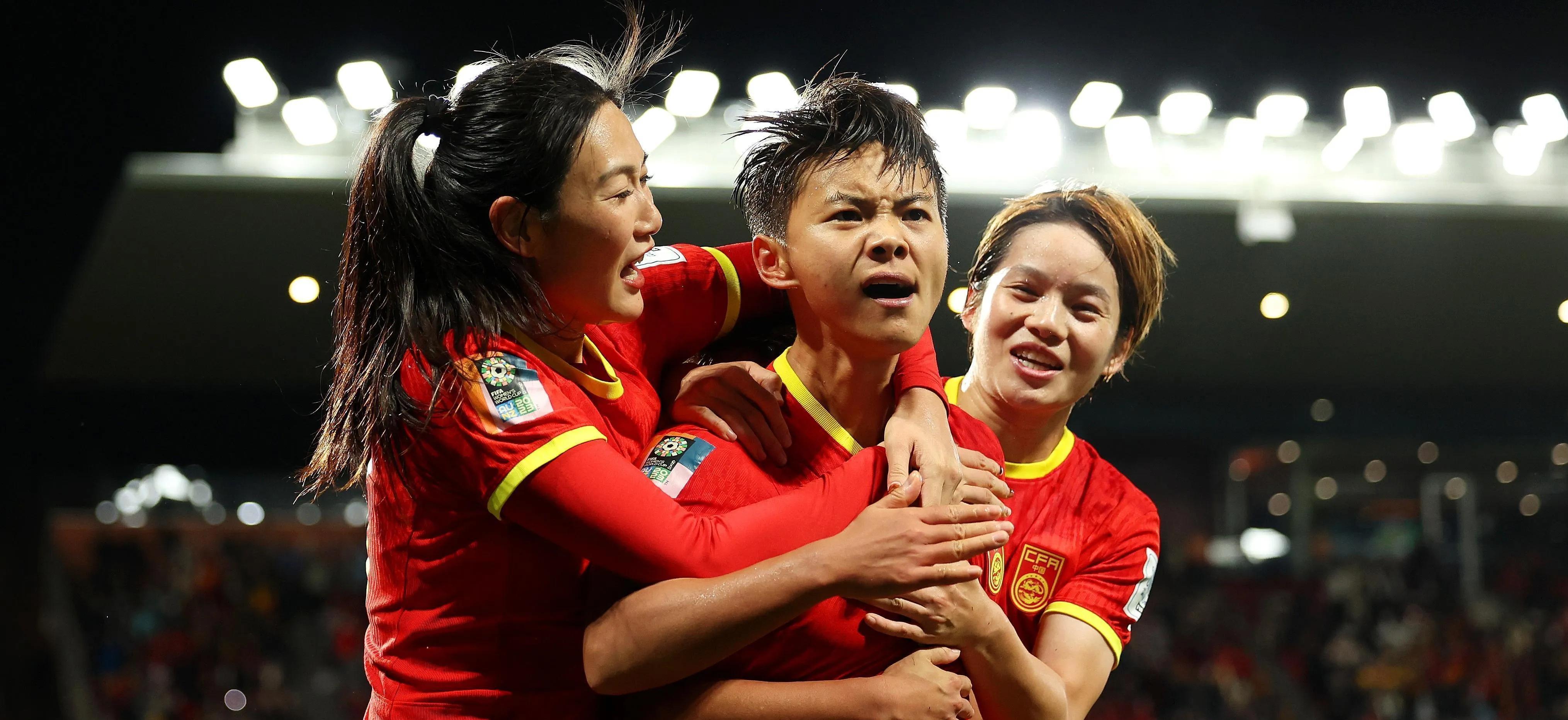 女足比赛突发意外：球员受伤痛失机会的简单介绍