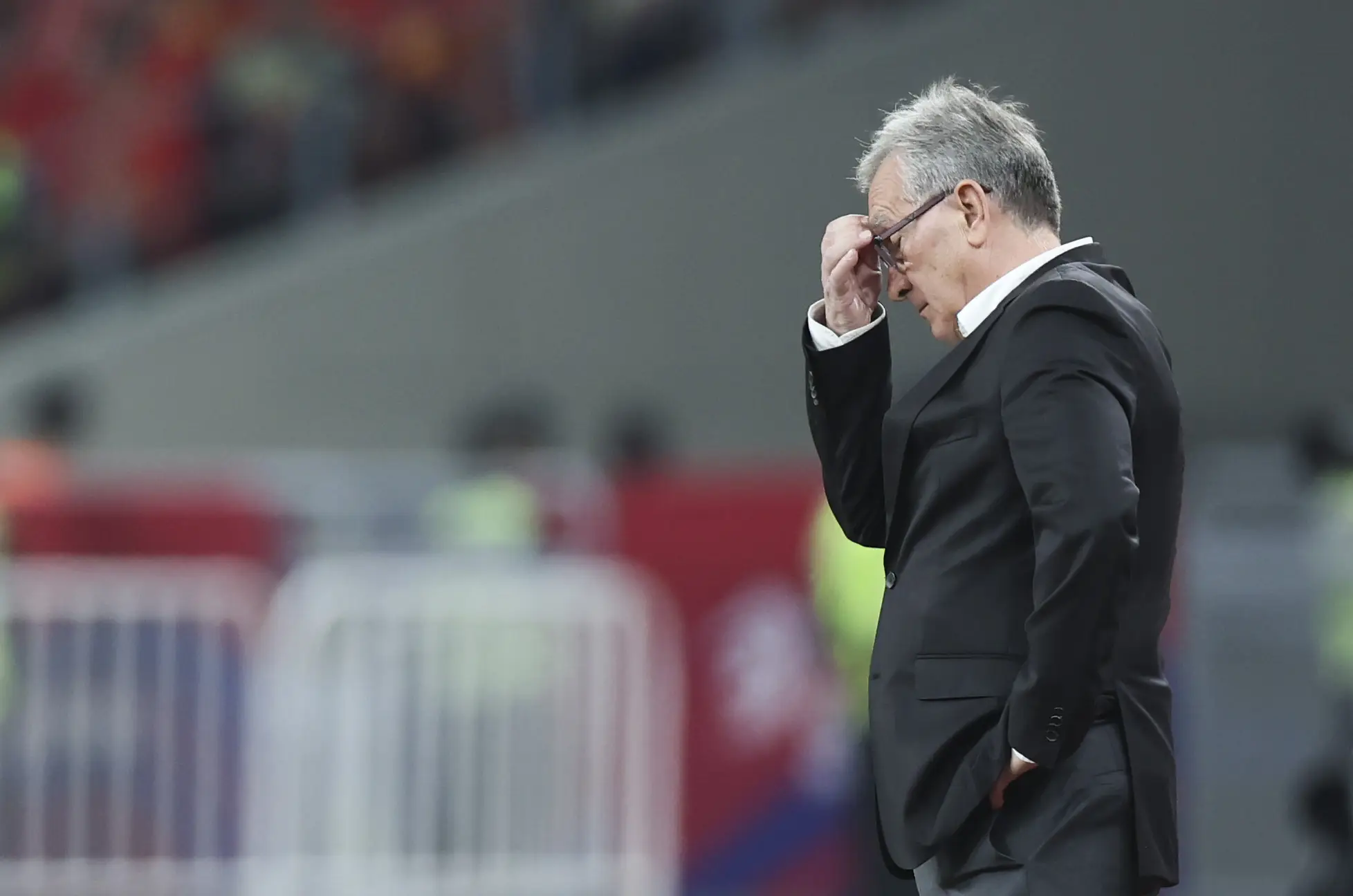 足球比赛现场球迷呐喊声不绝于耳，激情四射的简单介绍