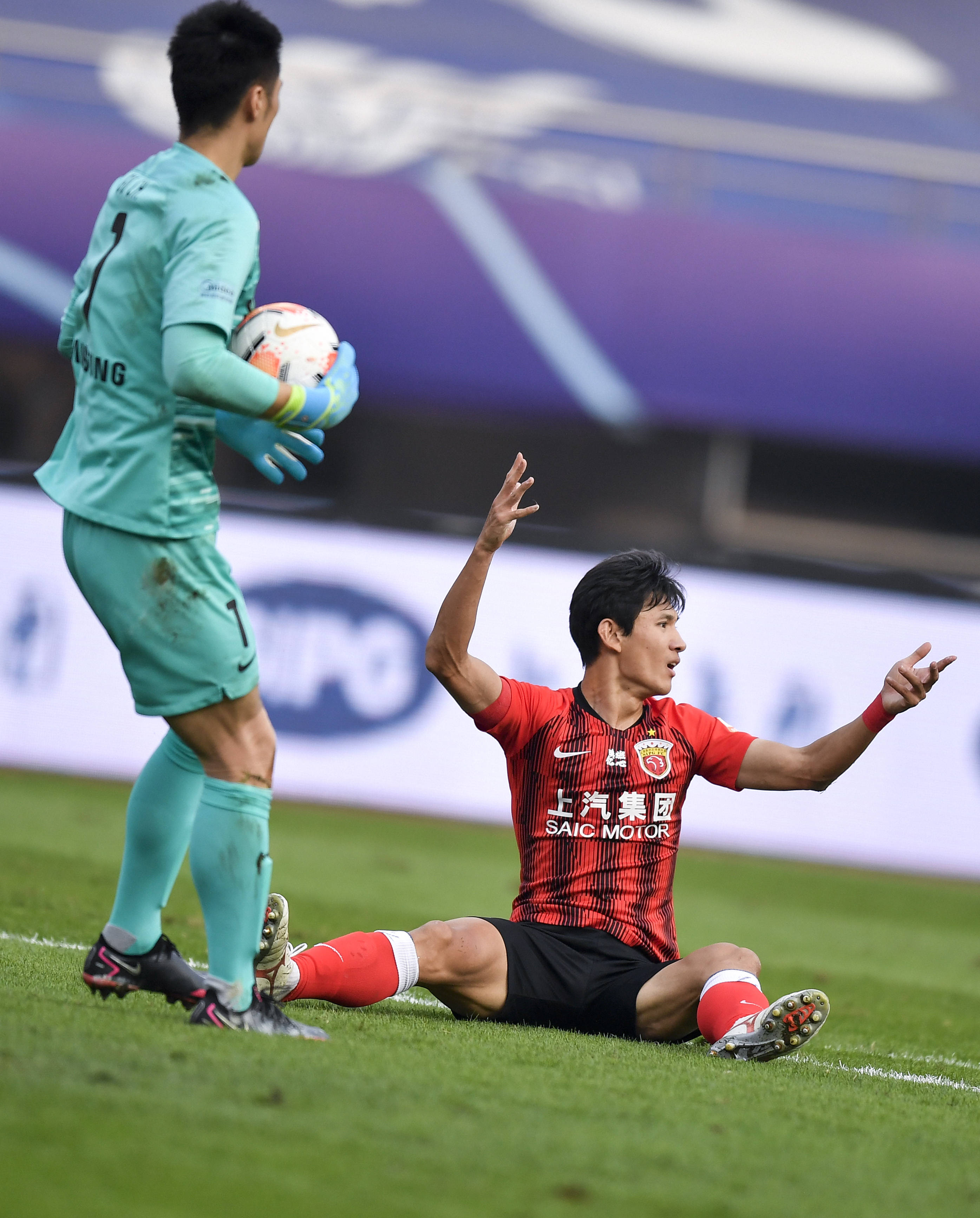 包含苏宁球员身手敏捷，关键时刻突破对手防线的词条