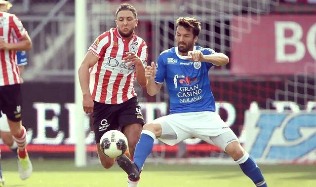 里昂球员庆祝进球，客场战胜对手