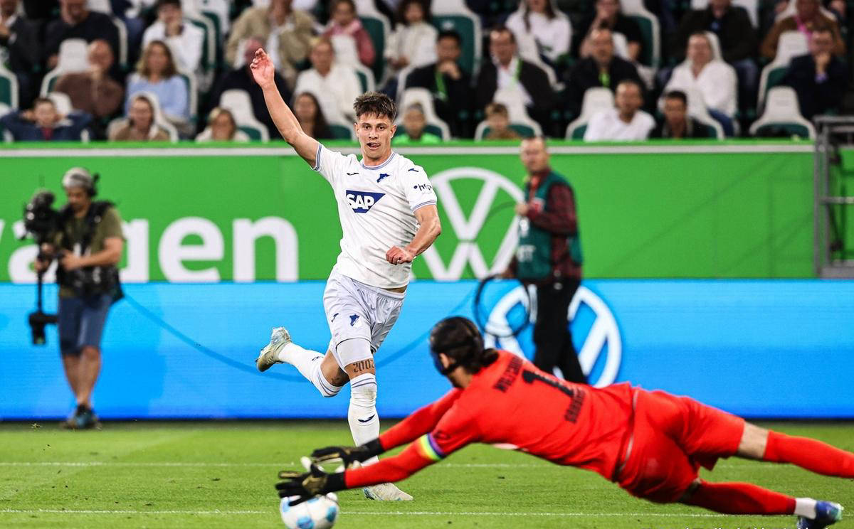 包含狼堡新帅上任，球队迎来新一轮变革的词条