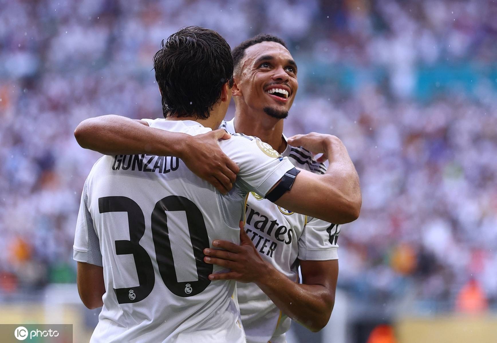 包含尤文图斯客场全胜，晋级决赛！的词条