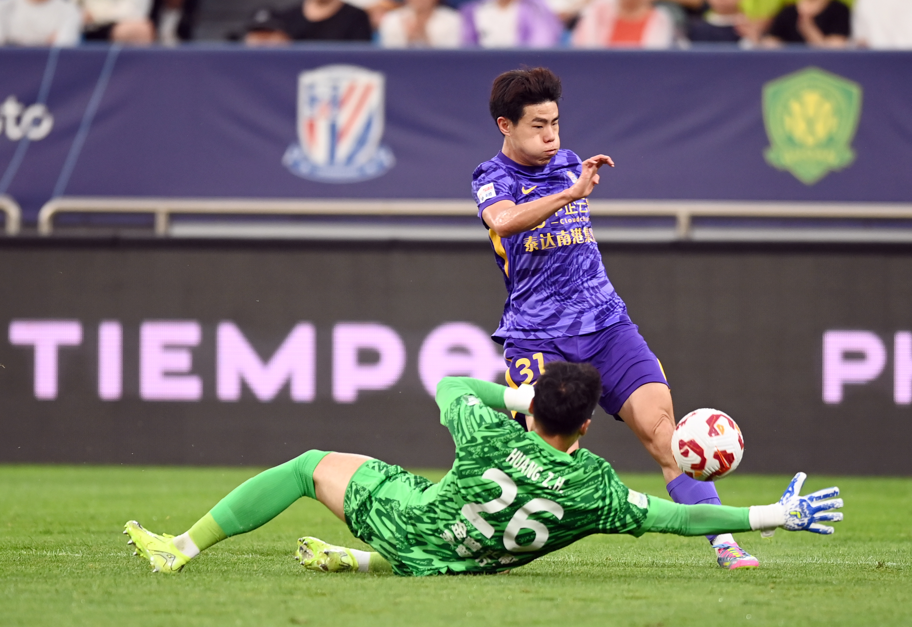 包含热门足球队在比赛中表现抢眼，实力强劲，呼声高涨的词条