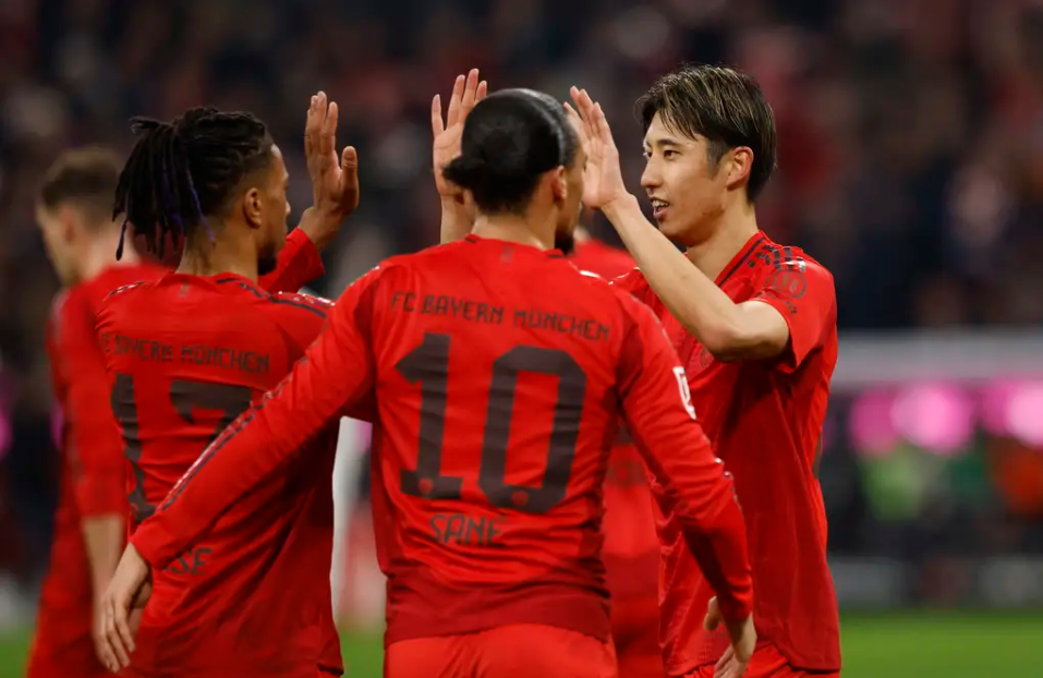 包含拜仁主场击败曼联，欧冠四强擦肩而过的词条